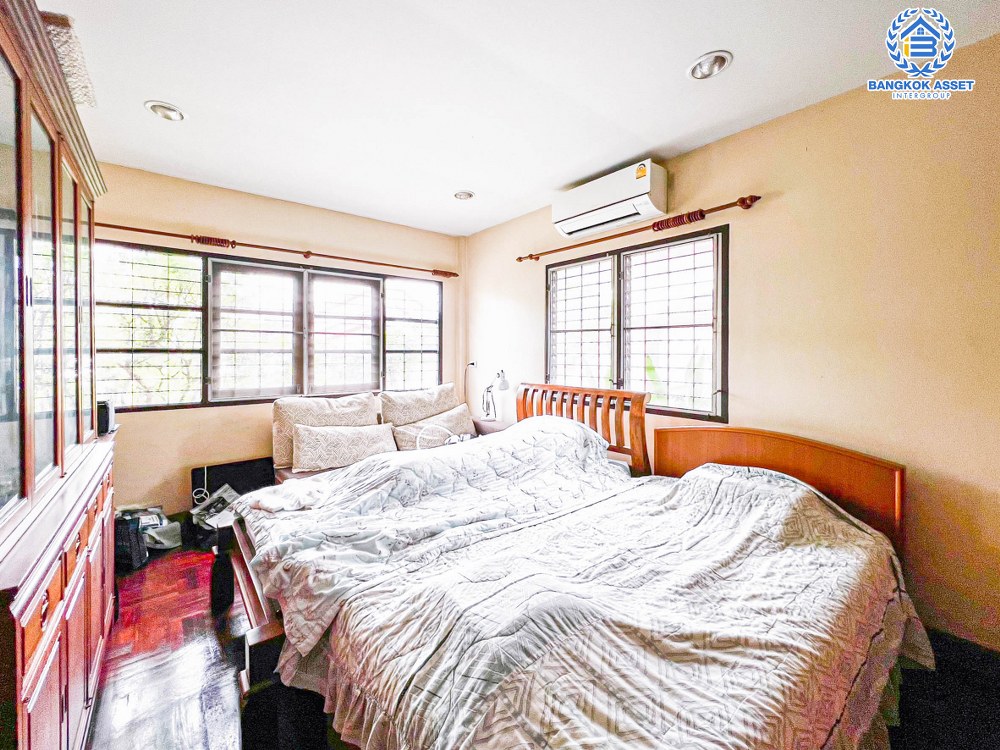 *****บ้านเดี่ยวมือสอง โครงการ ลดาภรณ์ บรมราชชนนี เนื้อที่กว้าง 80 ตร.ว. ฟังก์ชัน 3 ห้องนอน 2 ห้องน้ำ 1 ที่จอดรถ บ้านหลังใหญ่ บนพื้นที่กว้างขวาง บนทำเลเดินทางเข้า-ออกในเมืองสะดวก เชื่อมต่อถนนพุทธมณฑลสาย5 ถนนบรมราชชนนี ใกล้รถไฟฟ้าสายสีน้ำเงิน "สถานีหลักสอง"