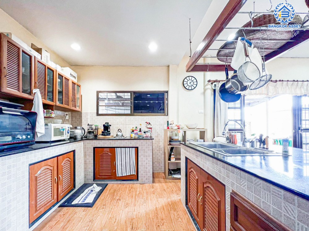 *****บ้านเดี่ยวมือสอง โครงการ ลดาภรณ์ บรมราชชนนี เนื้อที่กว้าง 80 ตร.ว. ฟังก์ชัน 3 ห้องนอน 2 ห้องน้ำ 1 ที่จอดรถ บ้านหลังใหญ่ บนพื้นที่กว้างขวาง บนทำเลเดินทางเข้า-ออกในเมืองสะดวก เชื่อมต่อถนนพุทธมณฑลสาย5 ถนนบรมราชชนนี ใกล้รถไฟฟ้าสายสีน้ำเงิน "สถานีหลักสอง"