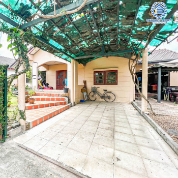 *****บ้านเดี่ยวมือสอง โครงการ ลดาภรณ์ บรมราชชนนี เนื้อที่กว้าง 80 ตร.ว. ฟังก์ชัน 3 ห้องนอน 2 ห้องน้ำ 1 ที่จอดรถ บ้านหลังใหญ่ บนพื้นที่กว้างขวาง บนทำเลเดินทางเข้า-ออกในเมืองสะดวก เชื่อมต่อถนนพุทธมณฑลสาย5 ถนนบรมราชชนนี ใกล้รถไฟฟ้าสายสีน้ำเงิน "สถานีหลักสอง"