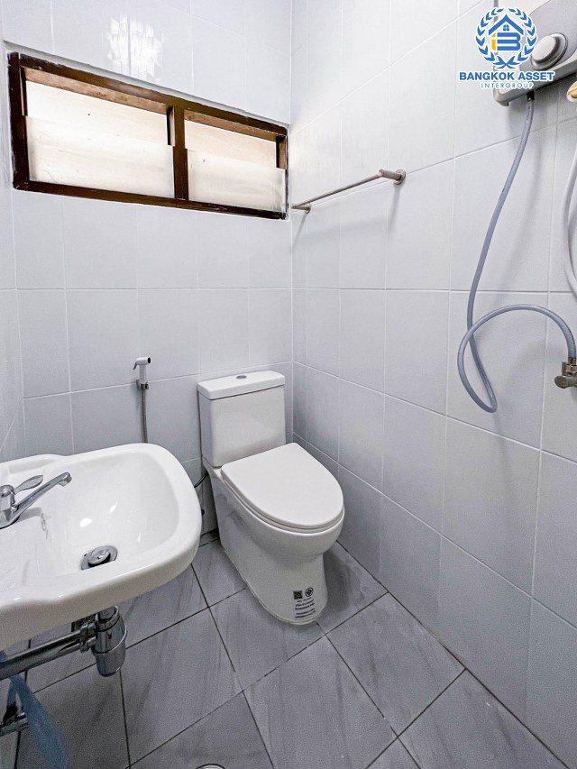 *****ทาวน์เฮ้าส์มือสองนนทบุรี หมู่บ้าน ยูงทองธานี แจ้งวัฒนะ เนื้อที่กว้างมากถึง 27 ตร.ว. ฟังก์ชัน 2 ห้องนอน 1 ห้องน้ำ 1 ที่จอดรถ บ้านรีโนเวท บนทำเลแห่งการเดินทาง เชื่อมต่อถนนแจ้งวัฒนะ, ถนนติวานนท์ ใกล้รถไฟฟ้าสายสีชมพู "สถานีแจ้งวัฒนะ-ปากเกร็ด28" ที่จะเปิดให้บริการในอนาคต ราคาสุดคุ้ม!