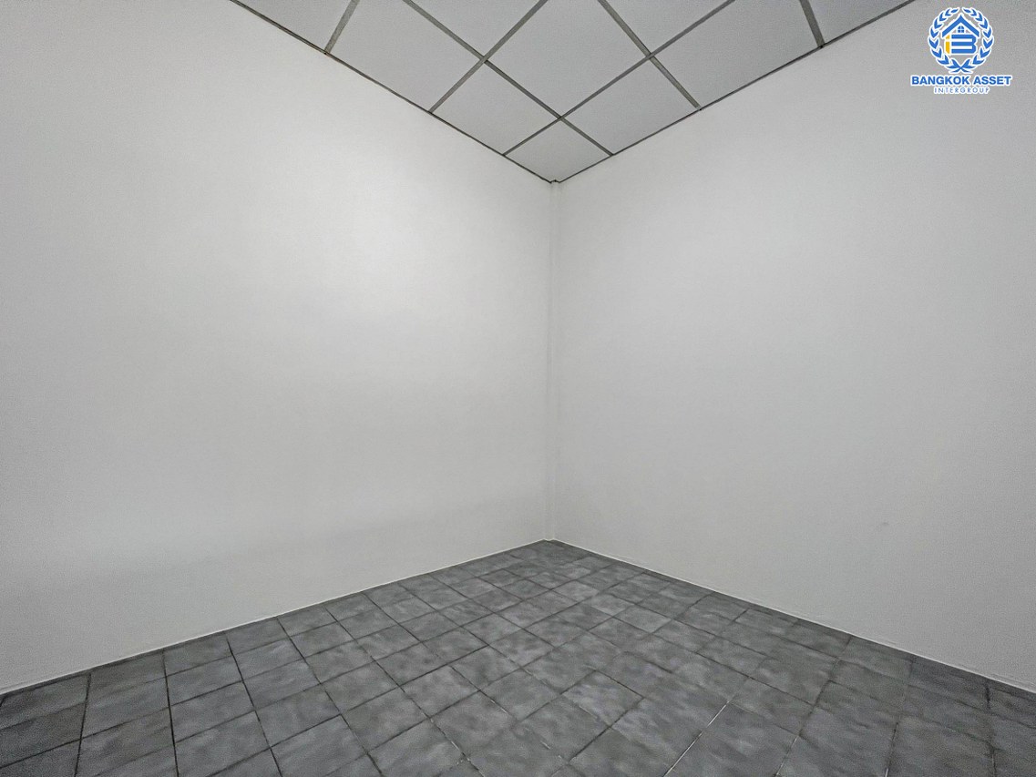 *****ทาวน์เฮ้าส์มือสองนนทบุรี หมู่บ้าน ยูงทองธานี แจ้งวัฒนะ เนื้อที่กว้างมากถึง 27 ตร.ว. ฟังก์ชัน 2 ห้องนอน 1 ห้องน้ำ 1 ที่จอดรถ บ้านรีโนเวท บนทำเลแห่งการเดินทาง เชื่อมต่อถนนแจ้งวัฒนะ, ถนนติวานนท์ ใกล้รถไฟฟ้าสายสีชมพู "สถานีแจ้งวัฒนะ-ปากเกร็ด28" ที่จะเปิดให้บริการในอนาคต ราคาสุดคุ้ม!