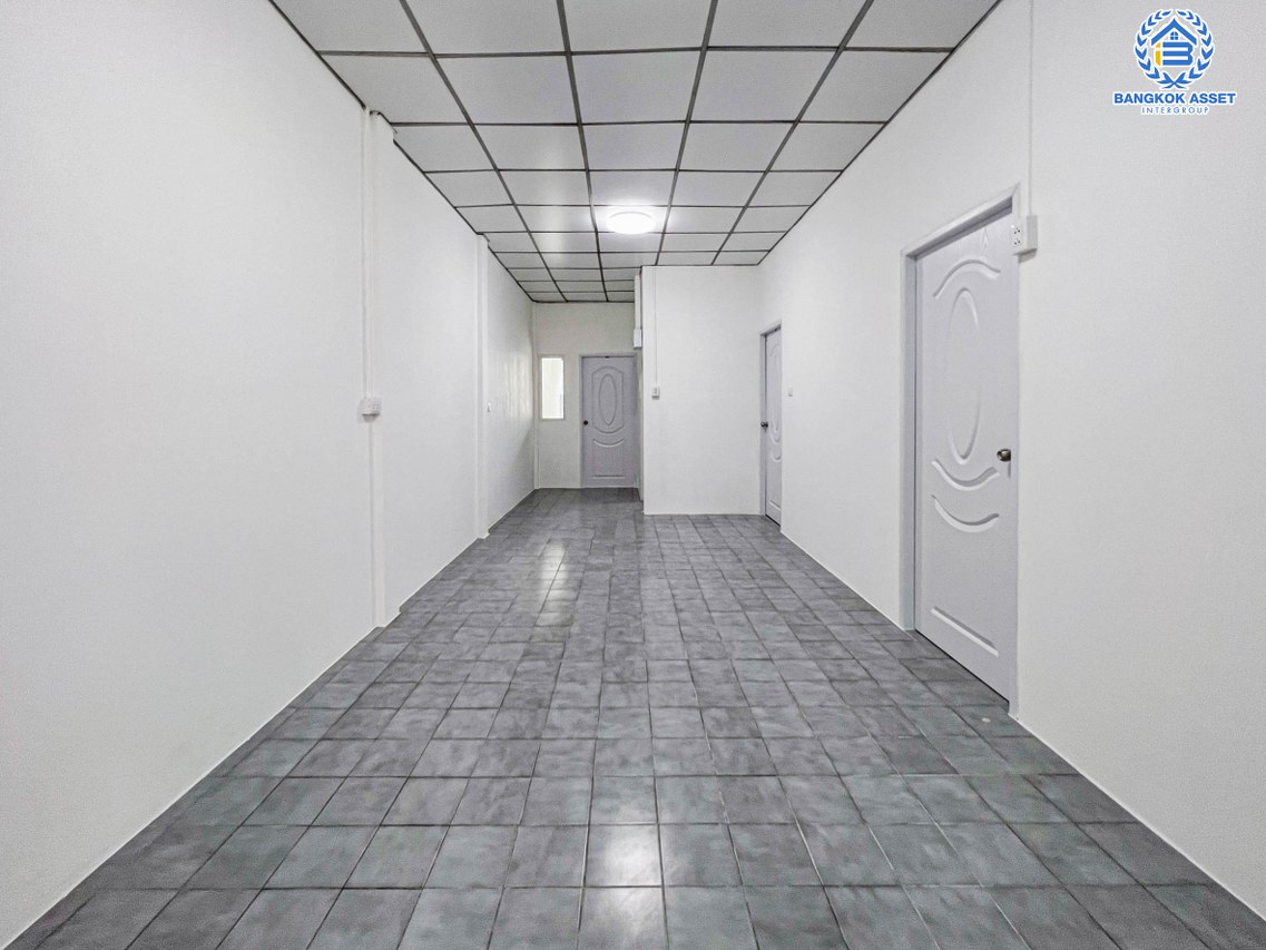 *****ทาวน์เฮ้าส์มือสองนนทบุรี หมู่บ้าน ยูงทองธานี แจ้งวัฒนะ เนื้อที่กว้างมากถึง 27 ตร.ว. ฟังก์ชัน 2 ห้องนอน 1 ห้องน้ำ 1 ที่จอดรถ บ้านรีโนเวท บนทำเลแห่งการเดินทาง เชื่อมต่อถนนแจ้งวัฒนะ, ถนนติวานนท์ ใกล้รถไฟฟ้าสายสีชมพู "สถานีแจ้งวัฒนะ-ปากเกร็ด28" ที่จะเปิดให้บริการในอนาคต ราคาสุดคุ้ม!