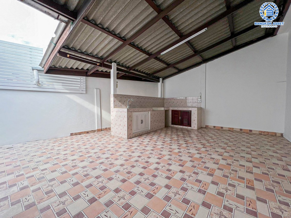 *****ทาวน์เฮ้าส์มือสองนนทบุรี หมู่บ้าน ยูงทองธานี แจ้งวัฒนะ เนื้อที่กว้างมากถึง 27 ตร.ว. ฟังก์ชัน 2 ห้องนอน 1 ห้องน้ำ 1 ที่จอดรถ บ้านรีโนเวท บนทำเลแห่งการเดินทาง เชื่อมต่อถนนแจ้งวัฒนะ, ถนนติวานนท์ ใกล้รถไฟฟ้าสายสีชมพู "สถานีแจ้งวัฒนะ-ปากเกร็ด28" ที่จะเปิดให้บริการในอนาคต ราคาสุดคุ้ม!