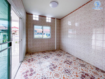 *****ทาวน์เฮ้าส์มือสองนนทบุรี หมู่บ้าน ยูงทองธานี แจ้งวัฒนะ เนื้อที่กว้างมากถึง 27 ตร.ว. ฟังก์ชัน 2 ห้องนอน 1 ห้องน้ำ 1 ที่จอดรถ บ้านรีโนเวท บนทำเลแห่งการเดินทาง เชื่อมต่อถนนแจ้งวัฒนะ, ถนนติวานนท์ ใกล้รถไฟฟ้าสายสีชมพู "สถานีแจ้งวัฒนะ-ปากเกร็ด28" ที่จะเปิดให้บริการในอนาคต ราคาสุดคุ้ม!