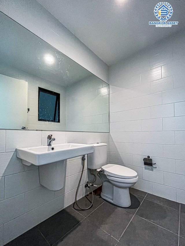 *****ทาวน์เฮ้าส์มือสองปทุมธานี โครงการ เวิร์ฟ ติวานนท์-รังสิต เนื้อที่กว้าง 23.4 ตร.ว. ฟังก์ชัน 3 ห้องนอน 2 ห้องน้ำ 2 ที่จอดรถ บ้านใหม่ สภาพแวดล้อมดี บนทำเลแห่งการเดินทาง ใกล้รถไฟฟ้าสายสีแดง "สถานีรังสิต" และทางด่วน "บางพูน (ทางด่วนสายบางปะอิน-ปากเกร็ด)"