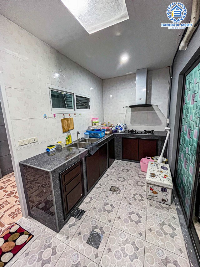 *****ทาวน์เฮ้าส์มือสองปทุมธานี โครงการ เวิร์ฟ ติวานนท์-รังสิต เนื้อที่กว้าง 23.4 ตร.ว. ฟังก์ชัน 3 ห้องนอน 2 ห้องน้ำ 2 ที่จอดรถ บ้านใหม่ สภาพแวดล้อมดี บนทำเลแห่งการเดินทาง ใกล้รถไฟฟ้าสายสีแดง "สถานีรังสิต" และทางด่วน "บางพูน (ทางด่วนสายบางปะอิน-ปากเกร็ด)"