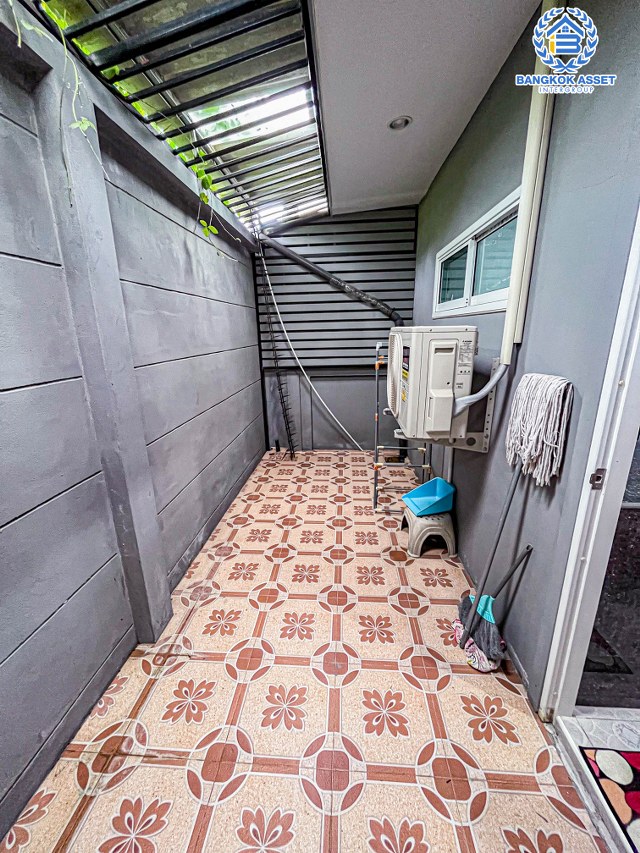 *****ทาวน์เฮ้าส์มือสองปทุมธานี โครงการ เวิร์ฟ ติวานนท์-รังสิต เนื้อที่กว้าง 23.4 ตร.ว. ฟังก์ชัน 3 ห้องนอน 2 ห้องน้ำ 2 ที่จอดรถ บ้านใหม่ สภาพแวดล้อมดี บนทำเลแห่งการเดินทาง ใกล้รถไฟฟ้าสายสีแดง "สถานีรังสิต" และทางด่วน "บางพูน (ทางด่วนสายบางปะอิน-ปากเกร็ด)"