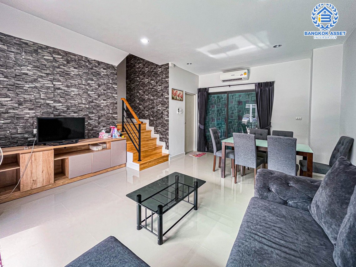 *****ทาวน์เฮ้าส์มือสองปทุมธานี โครงการ เวิร์ฟ ติวานนท์-รังสิต เนื้อที่กว้าง 23.4 ตร.ว. ฟังก์ชัน 3 ห้องนอน 2 ห้องน้ำ 2 ที่จอดรถ บ้านใหม่ สภาพแวดล้อมดี บนทำเลแห่งการเดินทาง ใกล้รถไฟฟ้าสายสีแดง "สถานีรังสิต" และทางด่วน "บางพูน (ทางด่วนสายบางปะอิน-ปากเกร็ด)"