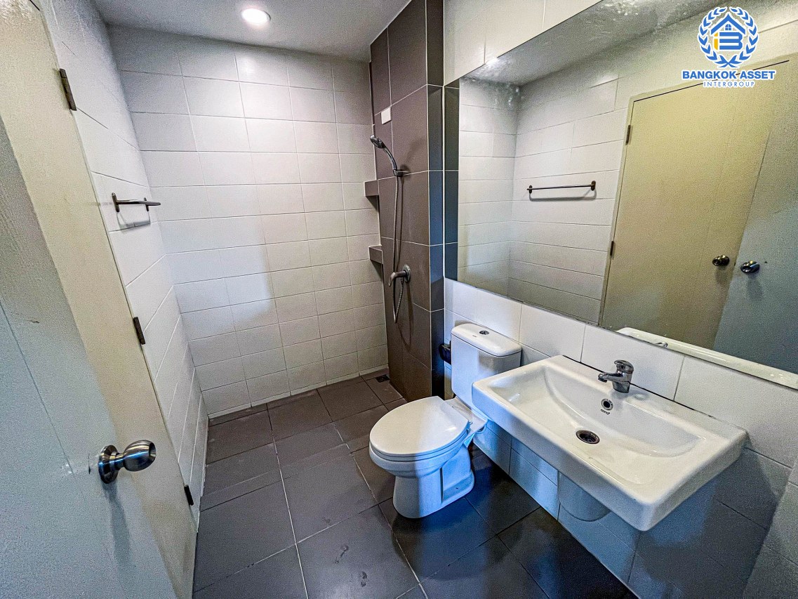 *****ทาวน์เฮ้าส์มือสองปทุมธานี โครงการ เวิร์ฟ ติวานนท์-รังสิต เนื้อที่กว้าง 23.4 ตร.ว. ฟังก์ชัน 3 ห้องนอน 2 ห้องน้ำ 2 ที่จอดรถ บ้านใหม่ สภาพแวดล้อมดี บนทำเลแห่งการเดินทาง ใกล้รถไฟฟ้าสายสีแดง "สถานีรังสิต" และทางด่วน "บางพูน (ทางด่วนสายบางปะอิน-ปากเกร็ด)"