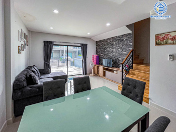 *****ทาวน์เฮ้าส์มือสองปทุมธานี โครงการ เวิร์ฟ ติวานนท์-รังสิต เนื้อที่กว้าง 23.4 ตร.ว. ฟังก์ชัน 3 ห้องนอน 2 ห้องน้ำ 2 ที่จอดรถ บ้านใหม่ สภาพแวดล้อมดี บนทำเลแห่งการเดินทาง ใกล้รถไฟฟ้าสายสีแดง "สถานีรังสิต" และทางด่วน "บางพูน (ทางด่วนสายบางปะอิน-ปากเกร็ด)"