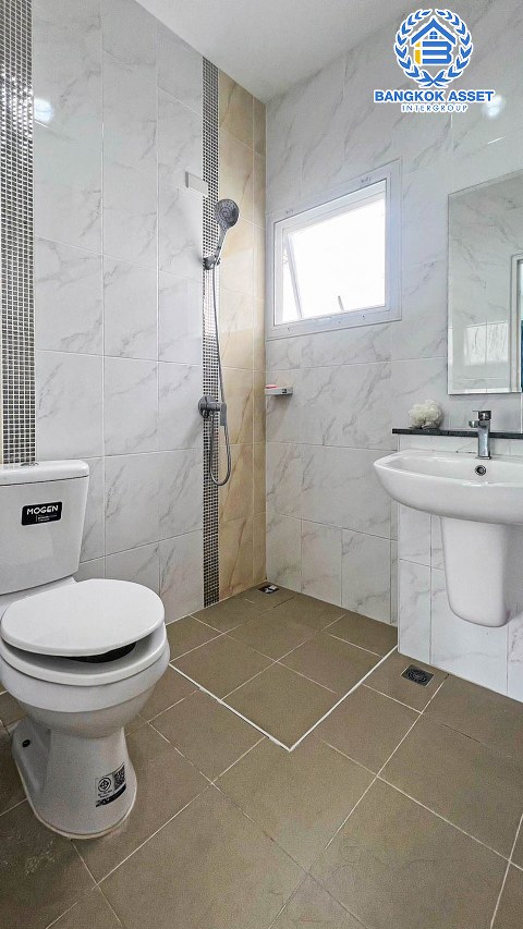 *****บ้านเดี่ยวมือสองนนทบุรี โครงการ แลนซิโอคริป วงแหวน-กาญจนาภิเษก หลังมุม! เนื้อที่กว้างขวางถึง 59.7 ตร.ว. ฟังก์ชัน 3 ห้องนอน 3 ห้องน้ำ 2 ที่จอดรถ แถมฟรี! 3 เครื่องปรับอากาศ บนทำเลเชื่อมต่อถนนกาญจนาภิเษก, ถนนนครอินทร์, ถนนรัตนาธิเบศร์ ใกล้รถไฟฟ้าสายสีม่วง "สถานีตลาดบางใหญ่" และจุดขึ้นทางด่วน "ศรีรัช"