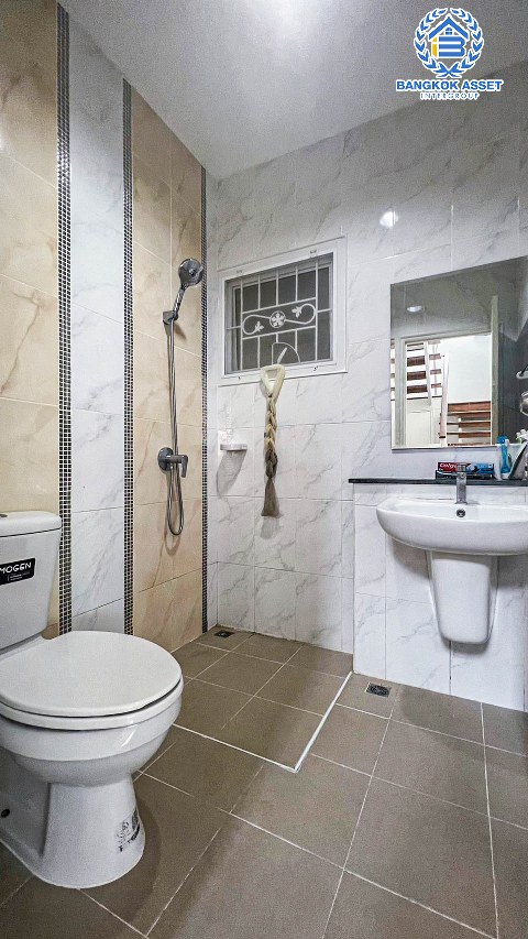 *****บ้านเดี่ยวมือสองนนทบุรี โครงการ แลนซิโอคริป วงแหวน-กาญจนาภิเษก หลังมุม! เนื้อที่กว้างขวางถึง 59.7 ตร.ว. ฟังก์ชัน 3 ห้องนอน 3 ห้องน้ำ 2 ที่จอดรถ แถมฟรี! 3 เครื่องปรับอากาศ บนทำเลเชื่อมต่อถนนกาญจนาภิเษก, ถนนนครอินทร์, ถนนรัตนาธิเบศร์ ใกล้รถไฟฟ้าสายสีม่วง "สถานีตลาดบางใหญ่" และจุดขึ้นทางด่วน "ศรีรัช"