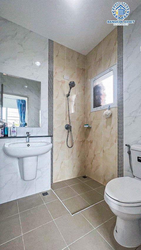 *****บ้านเดี่ยวมือสองนนทบุรี โครงการ แลนซิโอคริป วงแหวน-กาญจนาภิเษก หลังมุม! เนื้อที่กว้างขวางถึง 59.7 ตร.ว. ฟังก์ชัน 3 ห้องนอน 3 ห้องน้ำ 2 ที่จอดรถ แถมฟรี! 3 เครื่องปรับอากาศ บนทำเลเชื่อมต่อถนนกาญจนาภิเษก, ถนนนครอินทร์, ถนนรัตนาธิเบศร์ ใกล้รถไฟฟ้าสายสีม่วง "สถานีตลาดบางใหญ่" และจุดขึ้นทางด่วน "ศรีรัช"