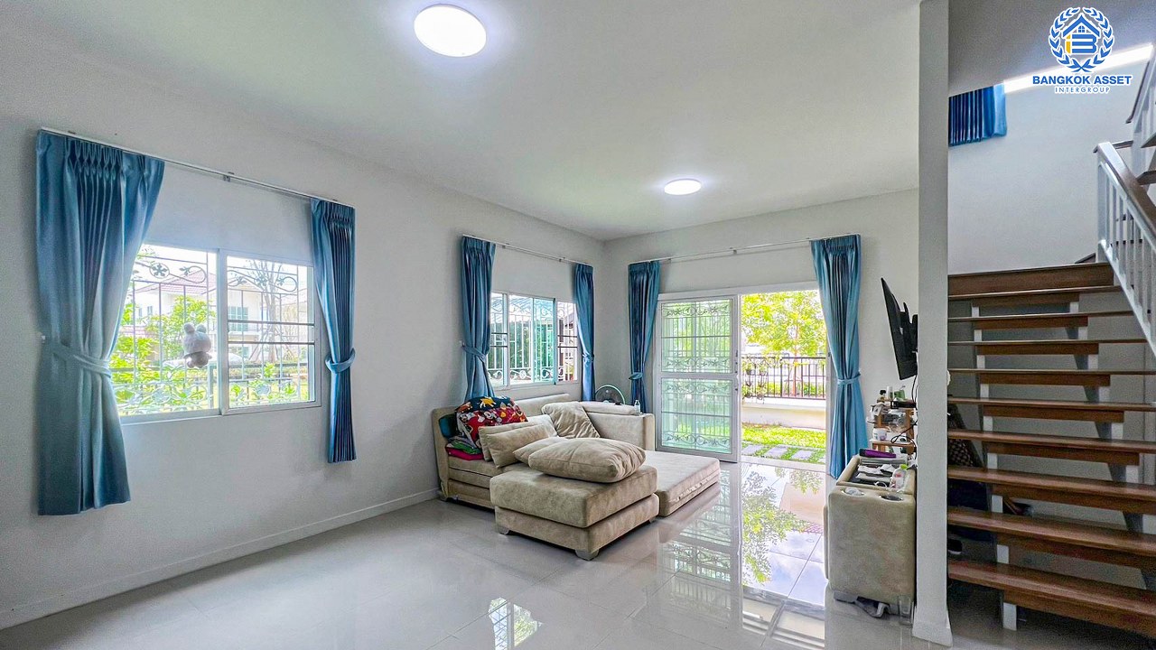 *****บ้านเดี่ยวมือสองนนทบุรี โครงการ แลนซิโอคริป วงแหวน-กาญจนาภิเษก หลังมุม! เนื้อที่กว้างขวางถึง 59.7 ตร.ว. ฟังก์ชัน 3 ห้องนอน 3 ห้องน้ำ 2 ที่จอดรถ แถมฟรี! 3 เครื่องปรับอากาศ บนทำเลเชื่อมต่อถนนกาญจนาภิเษก, ถนนนครอินทร์, ถนนรัตนาธิเบศร์ ใกล้รถไฟฟ้าสายสีม่วง "สถานีตลาดบางใหญ่" และจุดขึ้นทางด่วน "ศรีรัช"