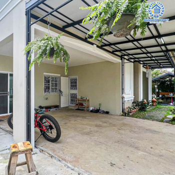 *****บ้านเดี่ยวมือสองนนทบุรี โครงการ แลนซิโอคริป วงแหวน-กาญจนาภิเษก หลังมุม! เนื้อที่กว้างขวางถึง 59.7 ตร.ว. ฟังก์ชัน 3 ห้องนอน 3 ห้องน้ำ 2 ที่จอดรถ แถมฟรี! 3 เครื่องปรับอากาศ บนทำเลเชื่อมต่อถนนกาญจนาภิเษก, ถนนนครอินทร์, ถนนรัตนาธิเบศร์ ใกล้รถไฟฟ้าสายสีม่วง "สถานีตลาดบางใหญ่" และจุดขึ้นทางด่วน "ศรีรัช"