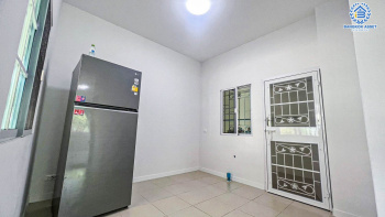 *****บ้านเดี่ยวมือสองนนทบุรี โครงการ แลนซิโอคริป วงแหวน-กาญจนาภิเษก หลังมุม! เนื้อที่กว้างขวางถึง 59.7 ตร.ว. ฟังก์ชัน 3 ห้องนอน 3 ห้องน้ำ 2 ที่จอดรถ แถมฟรี! 3 เครื่องปรับอากาศ บนทำเลเชื่อมต่อถนนกาญจนาภิเษก, ถนนนครอินทร์, ถนนรัตนาธิเบศร์ ใกล้รถไฟฟ้าสายสีม่วง "สถานีตลาดบางใหญ่" และจุดขึ้นทางด่วน "ศรีรัช"