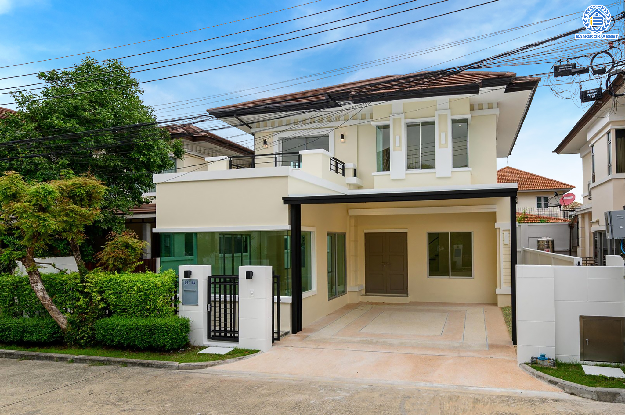 บ้านมือสองตกแต่งใหม่ โครงการ เดอะซิตี้ รัตนาธิเบศร์-แคราย เนื้อที่กว่า 62.4 ตร.ว. พื้นที่ใช้สอย 190.81 ตร.ม. พร้อมฟังก์ชัน 3 ห้องนอน 3 ห้องน้ำ จอดรถได้ 2 คัน บนทำเลศักยภาพ ติดถนนรัตนาธิเบศร์ เชื่อมต่อถนนงามวงศ์วาน, ถนนติวานนท์, ถนนเลี่ยงเมืองนนทบุรี ทำเลใจกลาง 2 เซ็นทรัล ใกล้รถไฟฟ้าสายสีม่วง "สถานีสะพานพระนั่งเกล้า" และจุดขึ้นทางด่วน "งามวงศ์วาน"