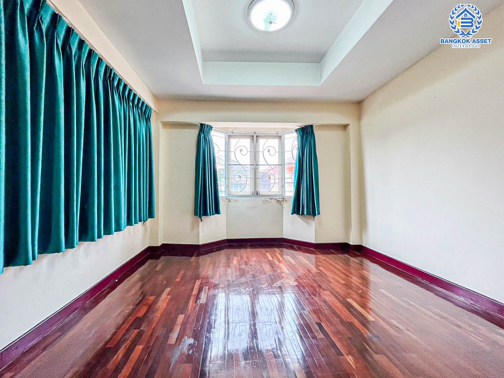 *****บ้านเดี่ยวมือสอง โครงการ ธนาสิริ รัตนาธิเบศร์ เนื้อที่ 54.40 ตร.ว. ฟังก์ชัน 3 ห้องนอน 3 ห้องน้ำ ที่จอดรถ 2 คัน ภายในสภาพสวย พร้อมเข้าอยู่อาศัย แถมฟรี! เครื่องปรับอากาศ บนทำเลเดินทางสะดวก เชื่อมต่อถนนรัตนาธิเบศร์ ถนนบางกรวย-ไทรน้อย ถนนราชพฤกษ์ ใกล้รถไฟฟ้าสายสีม่วง "สถานีบางพลู"