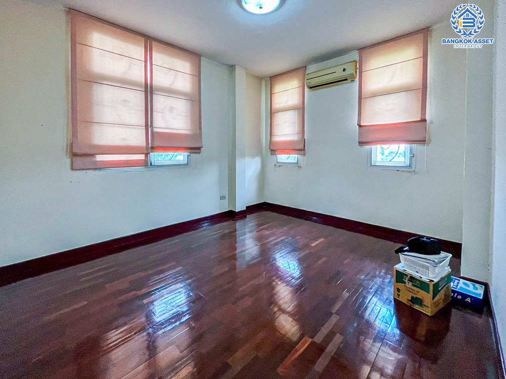 *****บ้านเดี่ยวมือสอง โครงการ ธนาสิริ รัตนาธิเบศร์ เนื้อที่ 54.40 ตร.ว. ฟังก์ชัน 3 ห้องนอน 3 ห้องน้ำ ที่จอดรถ 2 คัน ภายในสภาพสวย พร้อมเข้าอยู่อาศัย แถมฟรี! เครื่องปรับอากาศ บนทำเลเดินทางสะดวก เชื่อมต่อถนนรัตนาธิเบศร์ ถนนบางกรวย-ไทรน้อย ถนนราชพฤกษ์ ใกล้รถไฟฟ้าสายสีม่วง "สถานีบางพลู"