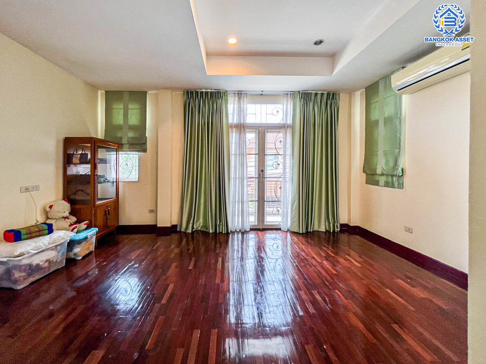 *****บ้านเดี่ยวมือสอง โครงการ ธนาสิริ รัตนาธิเบศร์ เนื้อที่ 54.40 ตร.ว. ฟังก์ชัน 3 ห้องนอน 3 ห้องน้ำ ที่จอดรถ 2 คัน ภายในสภาพสวย พร้อมเข้าอยู่อาศัย แถมฟรี! เครื่องปรับอากาศ บนทำเลเดินทางสะดวก เชื่อมต่อถนนรัตนาธิเบศร์ ถนนบางกรวย-ไทรน้อย ถนนราชพฤกษ์ ใกล้รถไฟฟ้าสายสีม่วง "สถานีบางพลู"