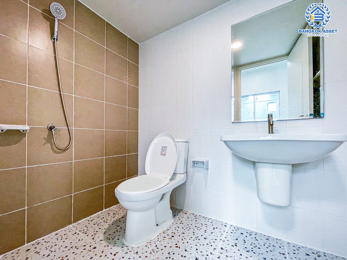 *****ทาวน์เฮ้าส์มือสองนนทบุรี โครงการ บ้านพฤกษา112 จันทร์ทองเอี่ยม เนื้อที่ 18.1 ตร.ว. ฟังก์ชัน 3 ห้องนอน 2 ห้องน้ำ 1 ที่จอดรถ บ้านพร้อมเข้าอยู่ สภาพสวย บนทำเลเดินทางสะดวก เชื่อมต่อถนนกาญจนาภิเษก ใกล้ทางด่วน "ศรีรัช" และรถไฟฟ้าสายสีม่วง "สถานีตลาดบางใหญ่" ในราคา 2 ล้านต้นๆ