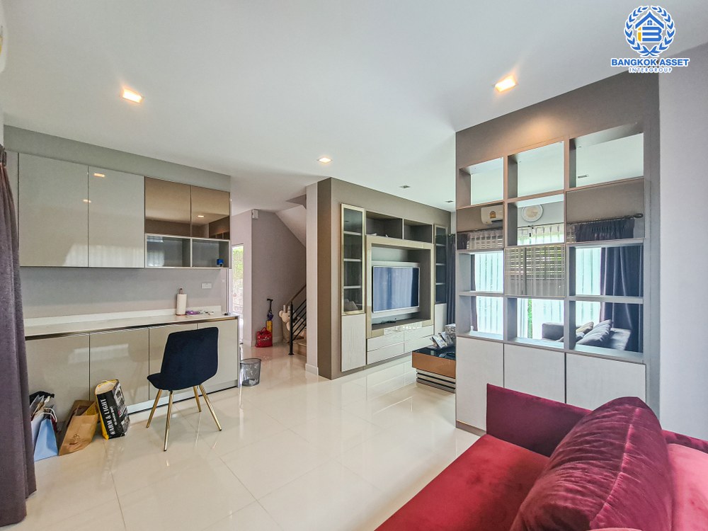 *****บ้านเดี่ยวมือสอง โครงการ ไลฟ์ บางกอก บูเลอวาร์ด ราชพฤกษ์-รัตนาธิเบศร์ เนื้อที่ 52.30 ตร.ว. ดีไซน์ตอบทุกไลฟ์สไตล์ ฟังก์ชัน 3 ห้องนอน 3 ห้องน้ำ จอดรถได้ 2 คัน ทำเลดีหน้าโครงการติดถนนราชพฤกษ์ เชื่อมต่อหลากหลายเส้นทาง ใกล้รถไฟฟ้าสายสีม่วง "สถานีท่าอิฐ" และจุดขึ้นทางด่วน "ศรีรัช"