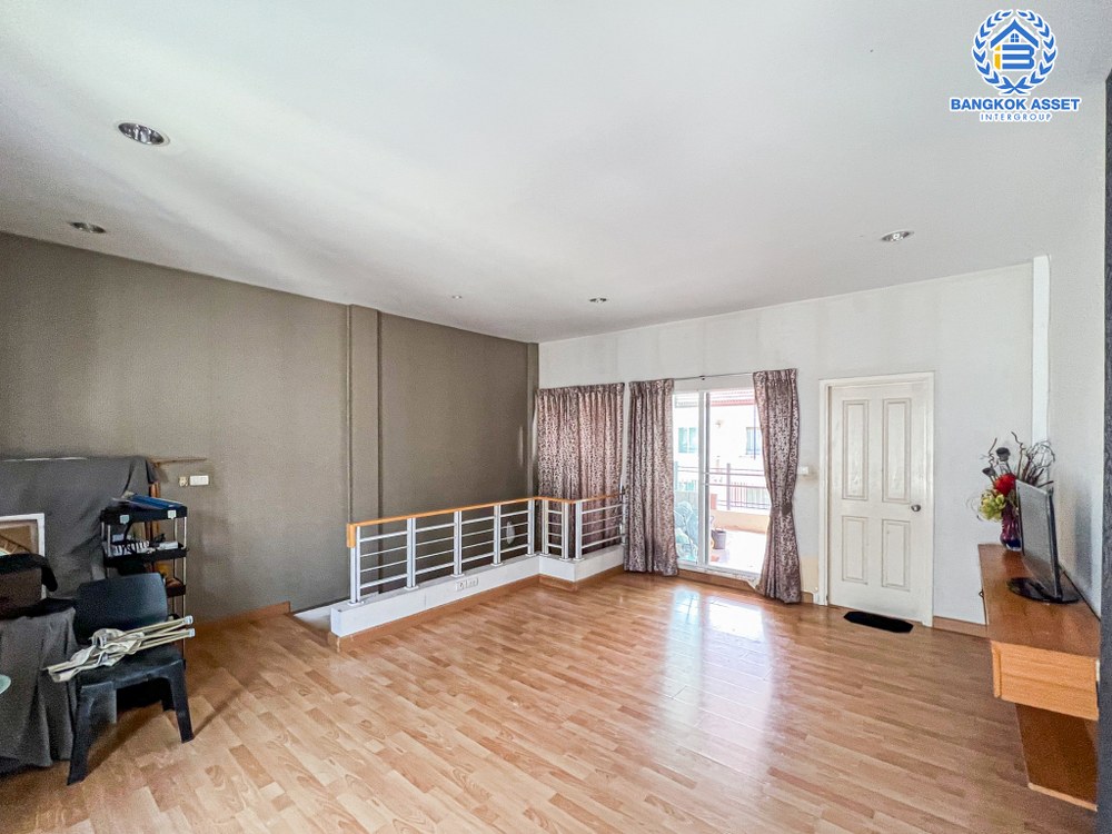 *****ทาวน์เฮ้าส์ 3 ชั้นมือสอง โครงการ บ้านกลางเมือง เออร์บาเนียน เกษตร-นวมินทร์2 เนื้อที่ 20 ตร.ว. ฟังก์ชัน 3 ห้องนอน 3 ห้องน้ำ 2 ที่จอดรถ บ้านถูกสุดในโครงการ บนทำเลเดินทางสะดวก เชื่อมต่อถนนลาดปลาเค้า ถนนรัชดาภิเษก ถนนรามอินทรา ใกล้รถไฟฟ้าสายสีชมพู "สถานีลาดปลาเค้า"