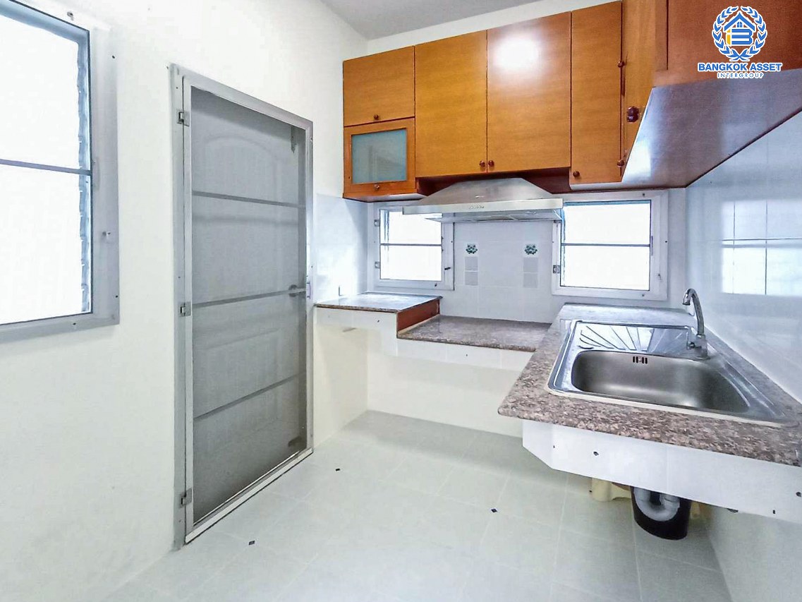 *****บ้านเดี่ยวมือสองนนทบุรี โครงการ พฤกษ์ลดา วงเเหวน หลังมุม! เนื้อที่กว้าง 53 ตร.ว. ฟังก์ชัน 3 ห้องนอน 2 ห้องน้ำ 2 ที่จอดรถ แถมฟรี! 1 เครื่องปรับอากาศ บนทำเลแห่งการเดินทาง เชื่อมต่อถนนกาญจนาภิเษก ใกล้รถไฟฟ้าสายสีม่วง "สถานีคลองบางไผ่" และทางด่วน "ศรีรัช" ราคาคุ้มสุดในโครงการ