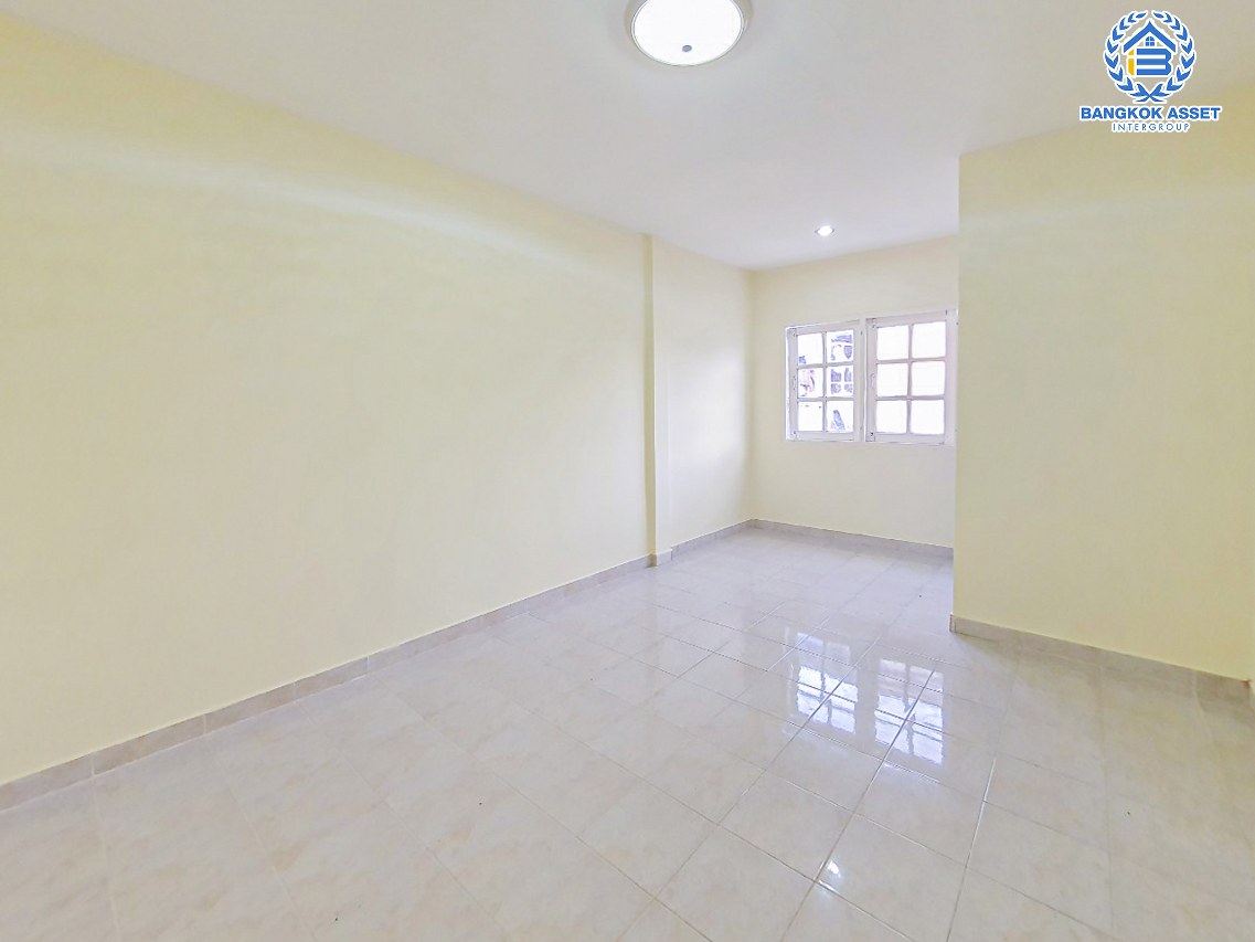 *****ทาวน์เฮ้าส์มือสองนนทบุรี หมู่บ้าน ทรัพย์สิทธิชัย แจ้งวัฒนะ เนื้อที่ 15.3 ตร.ว. ฟังก์ชัน 2 ห้องนอน 2 ห้องน้ำ 1 ที่จอดรถ บ้านราคาถูก รีโนเวทพร้อมอยู่ บนทำเลติดถนนแจ้งวัฒนะ ใกล้รถไฟฟ้าสายสีชมพู "สถานีเลี่ยงเมืองปากเกร็ด" ที่จะเปิดให้บริการในอนาคต จองเลย!