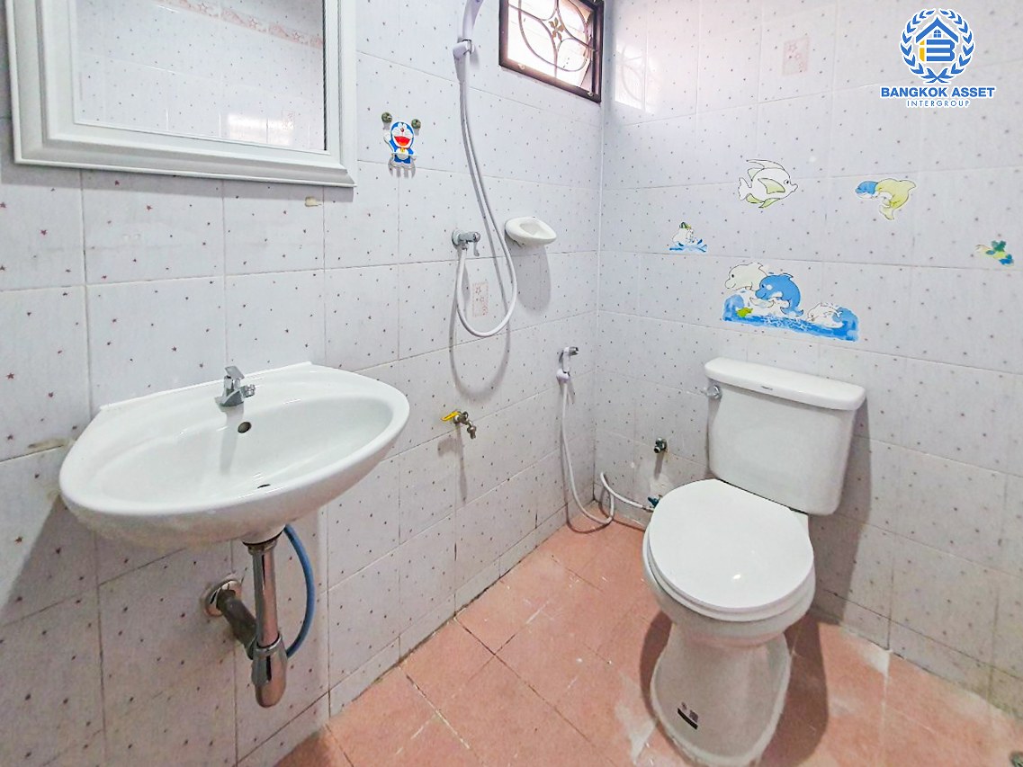 *****ทาวน์เฮ้าส์มือสองนนทบุรี หมู่บ้าน ทรัพย์สิทธิชัย แจ้งวัฒนะ เนื้อที่ 15.3 ตร.ว. ฟังก์ชัน 2 ห้องนอน 2 ห้องน้ำ 1 ที่จอดรถ บ้านราคาถูก รีโนเวทพร้อมอยู่ บนทำเลติดถนนแจ้งวัฒนะ ใกล้รถไฟฟ้าสายสีชมพู "สถานีเลี่ยงเมืองปากเกร็ด" ที่จะเปิดให้บริการในอนาคต จองเลย!