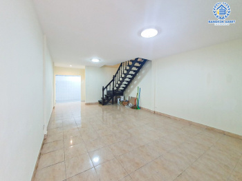 *****ทาวน์เฮ้าส์มือสองนนทบุรี หมู่บ้าน ทรัพย์สิทธิชัย แจ้งวัฒนะ เนื้อที่ 15.3 ตร.ว. ฟังก์ชัน 2 ห้องนอน 2 ห้องน้ำ 1 ที่จอดรถ บ้านราคาถูก รีโนเวทพร้อมอยู่ บนทำเลติดถนนแจ้งวัฒนะ ใกล้รถไฟฟ้าสายสีชมพู "สถานีเลี่ยงเมืองปากเกร็ด" ที่จะเปิดให้บริการในอนาคต จองเลย!