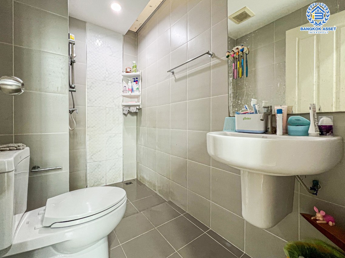 *****ทาวน์เฮ้าส์มือสองปทุมธานี โครงการ คาซ่าซิตี้ วงแหวน-ลำลูกกา2 เนื้อที่เกือบ 20 ตร.ว. ฟังก์ชัน 3 ห้องนอน 3 ห้องน้ำ 2 ที่จอดรถ บ้านสภาพสวย ต่อเติมครบ แถมฟรี! 3 เครื่องปรับอากาศ และเฟอร์นิเจอร์ บนทำเลดี เชื่อมต่อถนนลำลูกกา, ถนนหทัยราษฎร์, ถนนนิมิตใหม่ จองด่วน!