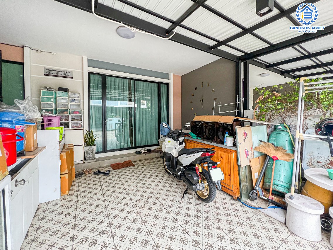 *****ทาวน์เฮ้าส์มือสองปทุมธานี โครงการ คาซ่าซิตี้ วงแหวน-ลำลูกกา2 เนื้อที่เกือบ 20 ตร.ว. ฟังก์ชัน 3 ห้องนอน 3 ห้องน้ำ 2 ที่จอดรถ บ้านสภาพสวย ต่อเติมครบ แถมฟรี! 3 เครื่องปรับอากาศ และเฟอร์นิเจอร์ บนทำเลดี เชื่อมต่อถนนลำลูกกา, ถนนหทัยราษฎร์, ถนนนิมิตใหม่ จองด่วน!