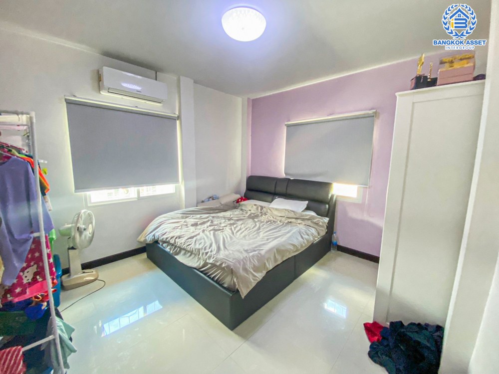 *****ทาวน์เฮ้าส์มือสอง โครงการ ลิฟวิ่งพาร์ค พระราม5 เนื้อที่ 36 ตร.ว. ฟังก์ชันจัดเต็ม 3 ห้องนอน 3 ห้องน้ำ บ้านพร้อมเข้าอยู่ สไตล์โมเดิร์น แถมฟรี เฟอร์นิเจอร์ทั้งหลัง! บนทำเลเดินทางสะดวก เชื่อมต่อถนนราชพฤกษ์ ถนนพระราม5 ถนนรัตนาธิเบศร์ ใกล้ทางด่วน "ศรีรัช"