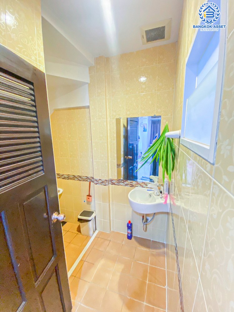 *****ทาวน์เฮ้าส์มือสอง โครงการ ลิฟวิ่งพาร์ค พระราม5 เนื้อที่ 36 ตร.ว. ฟังก์ชันจัดเต็ม 3 ห้องนอน 3 ห้องน้ำ บ้านพร้อมเข้าอยู่ สไตล์โมเดิร์น แถมฟรี เฟอร์นิเจอร์ทั้งหลัง! บนทำเลเดินทางสะดวก เชื่อมต่อถนนราชพฤกษ์ ถนนพระราม5 ถนนรัตนาธิเบศร์ ใกล้ทางด่วน "ศรีรัช"