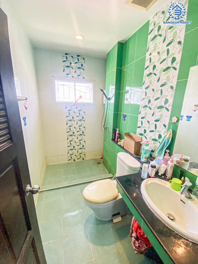 *****ทาวน์เฮ้าส์มือสอง โครงการ ลิฟวิ่งพาร์ค พระราม5 เนื้อที่ 36 ตร.ว. ฟังก์ชันจัดเต็ม 3 ห้องนอน 3 ห้องน้ำ บ้านพร้อมเข้าอยู่ สไตล์โมเดิร์น แถมฟรี เฟอร์นิเจอร์ทั้งหลัง! บนทำเลเดินทางสะดวก เชื่อมต่อถนนราชพฤกษ์ ถนนพระราม5 ถนนรัตนาธิเบศร์ ใกล้ทางด่วน "ศรีรัช"