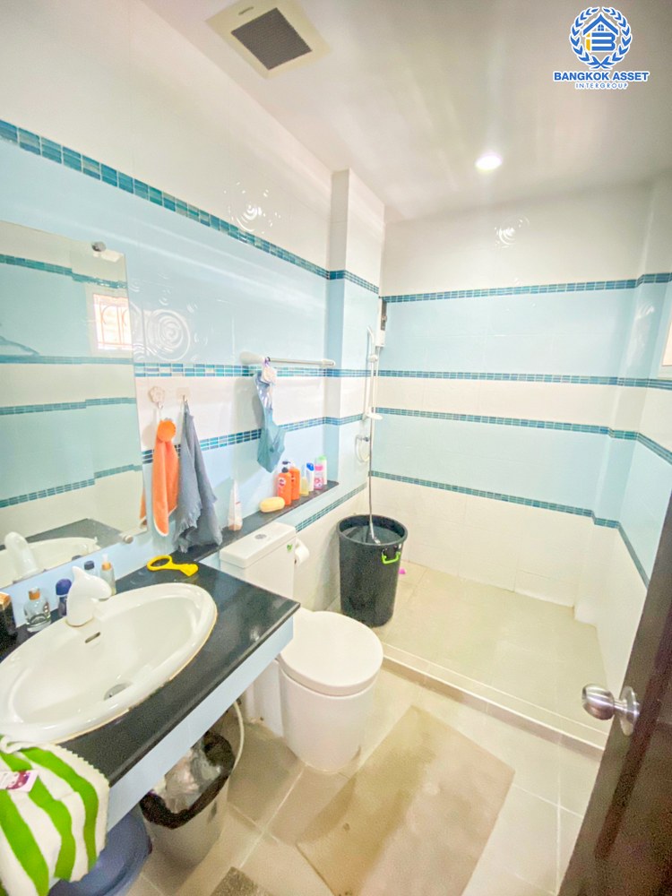 *****ทาวน์เฮ้าส์มือสอง โครงการ ลิฟวิ่งพาร์ค พระราม5 เนื้อที่ 36 ตร.ว. ฟังก์ชันจัดเต็ม 3 ห้องนอน 3 ห้องน้ำ บ้านพร้อมเข้าอยู่ สไตล์โมเดิร์น แถมฟรี เฟอร์นิเจอร์ทั้งหลัง! บนทำเลเดินทางสะดวก เชื่อมต่อถนนราชพฤกษ์ ถนนพระราม5 ถนนรัตนาธิเบศร์ ใกล้ทางด่วน "ศรีรัช"