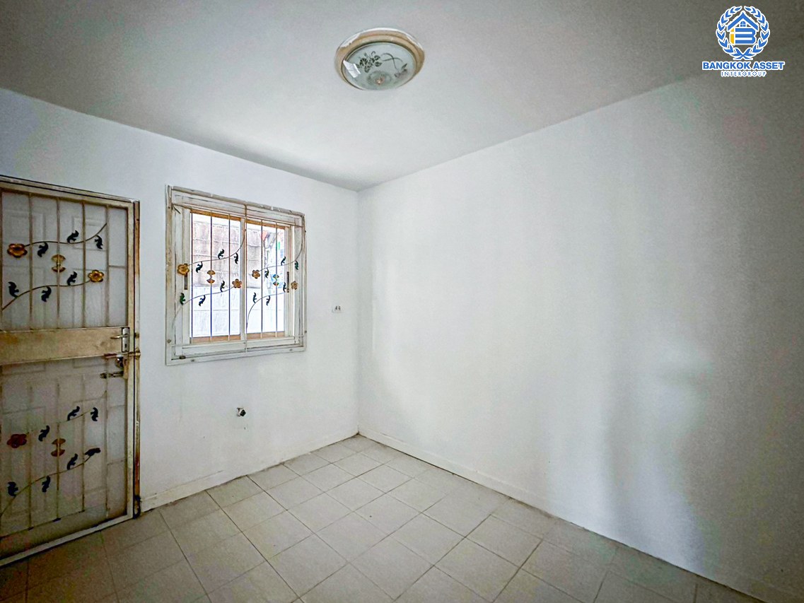 *****ทาวน์เฮ้าส์มือสองสมุทรสาคร หมู่บ้าน กานดา บ้านริมคลอง พระราม2 หลังมุม! เนื้อที่กว้างขวางถึง 52.7 ตร.ว. ฟังก์ชัน 4 ห้องนอน 2 ห้องน้ำ 1 ที่จอดรถ เนื้อที่รอบบ้านเยอะมาก บนทำเลดี เชื่อมต่อ ถนนพระราม2, ถนนกาญจนาภิเษก ใกล้จุดขึ้นทางด่วน "สมุทรสาคร" จองเลย!