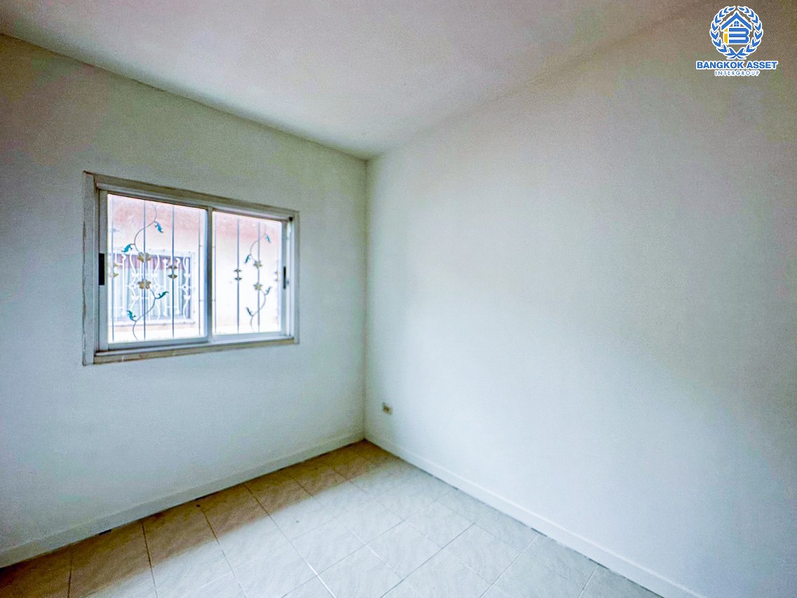 *****ทาวน์เฮ้าส์มือสองสมุทรสาคร หมู่บ้าน กานดา บ้านริมคลอง พระราม2 หลังมุม! เนื้อที่กว้างขวางถึง 52.7 ตร.ว. ฟังก์ชัน 4 ห้องนอน 2 ห้องน้ำ 1 ที่จอดรถ เนื้อที่รอบบ้านเยอะมาก บนทำเลดี เชื่อมต่อ ถนนพระราม2, ถนนกาญจนาภิเษก ใกล้จุดขึ้นทางด่วน "สมุทรสาคร" จองเลย!