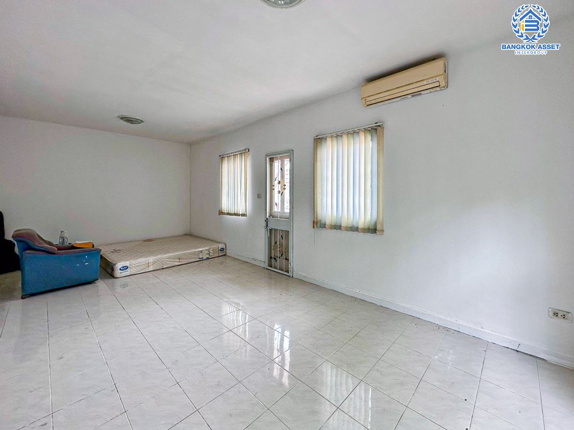 *****ทาวน์เฮ้าส์มือสองสมุทรสาคร หมู่บ้าน กานดา บ้านริมคลอง พระราม2 หลังมุม! เนื้อที่กว้างขวางถึง 52.7 ตร.ว. ฟังก์ชัน 4 ห้องนอน 2 ห้องน้ำ 1 ที่จอดรถ เนื้อที่รอบบ้านเยอะมาก บนทำเลดี เชื่อมต่อ ถนนพระราม2, ถนนกาญจนาภิเษก ใกล้จุดขึ้นทางด่วน "สมุทรสาคร" จองเลย!