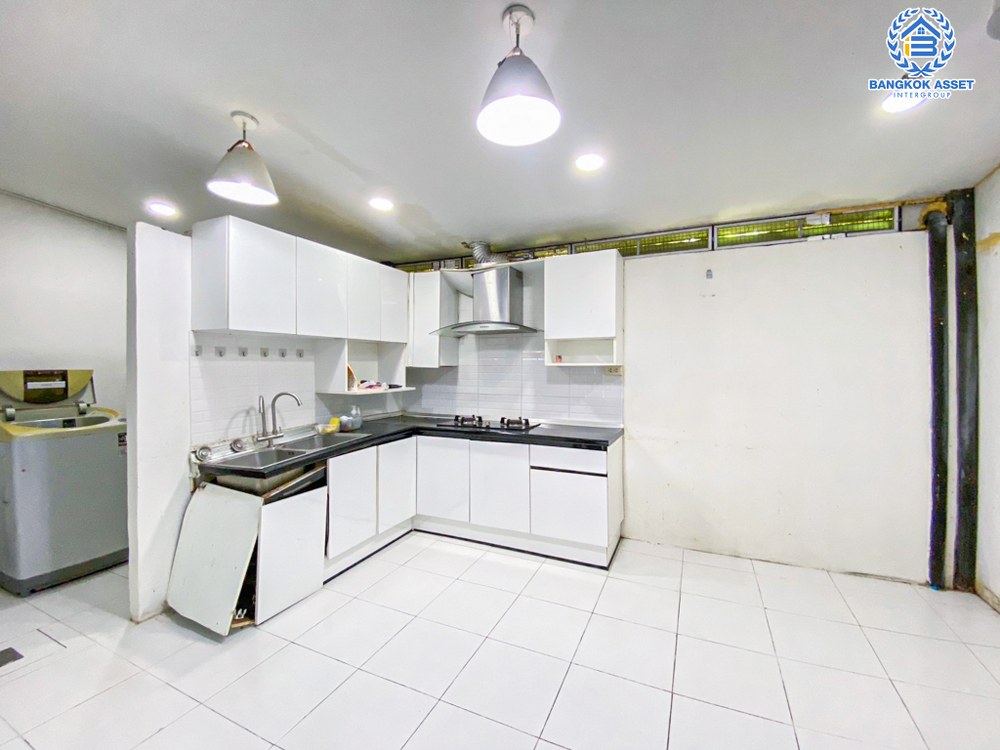 *****ทาวน์เฮ้าส์มือสอง โครงการ เดอะคอนเนค พระราม5 เนื้อที่กว้าง 22.90 ตร.ว. ฟังก์ชัน 3 ห้องนอน 2 ห้องน้ำ 2 ที่จอดรถ ภายในสภาพดีเยี่ยม พร้อมอยู่ บนทำเลดี เชื่อมต่อถนนนครอินทร์ ถนนบางกรวย-ไทรน้อย ถนนพิบูลสงคราม ใกล้รถไฟฟ้าสายสีม่วง "สถานีแยกติวานนท์" และจุดขึ้นทางด่วน "ศรีรัช"