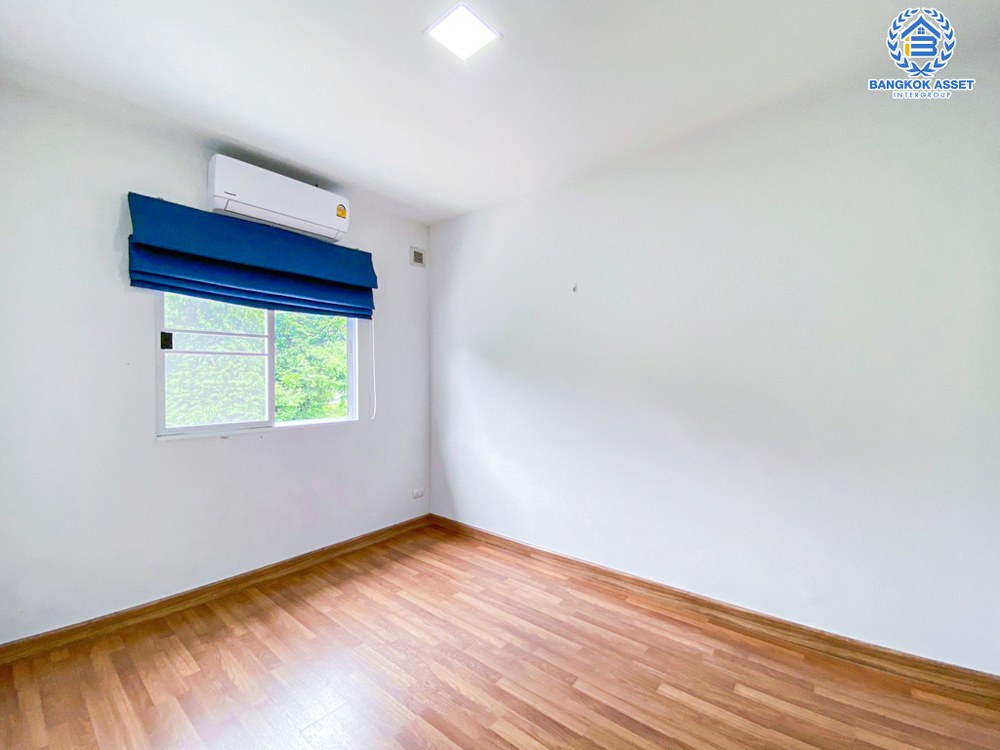 *****ทาวน์เฮ้าส์มือสอง โครงการ เดอะคอนเนค พระราม5 เนื้อที่กว้าง 22.90 ตร.ว. ฟังก์ชัน 3 ห้องนอน 2 ห้องน้ำ 2 ที่จอดรถ ภายในสภาพดีเยี่ยม พร้อมอยู่ บนทำเลดี เชื่อมต่อถนนนครอินทร์ ถนนบางกรวย-ไทรน้อย ถนนพิบูลสงคราม ใกล้รถไฟฟ้าสายสีม่วง "สถานีแยกติวานนท์" และจุดขึ้นทางด่วน "ศรีรัช"