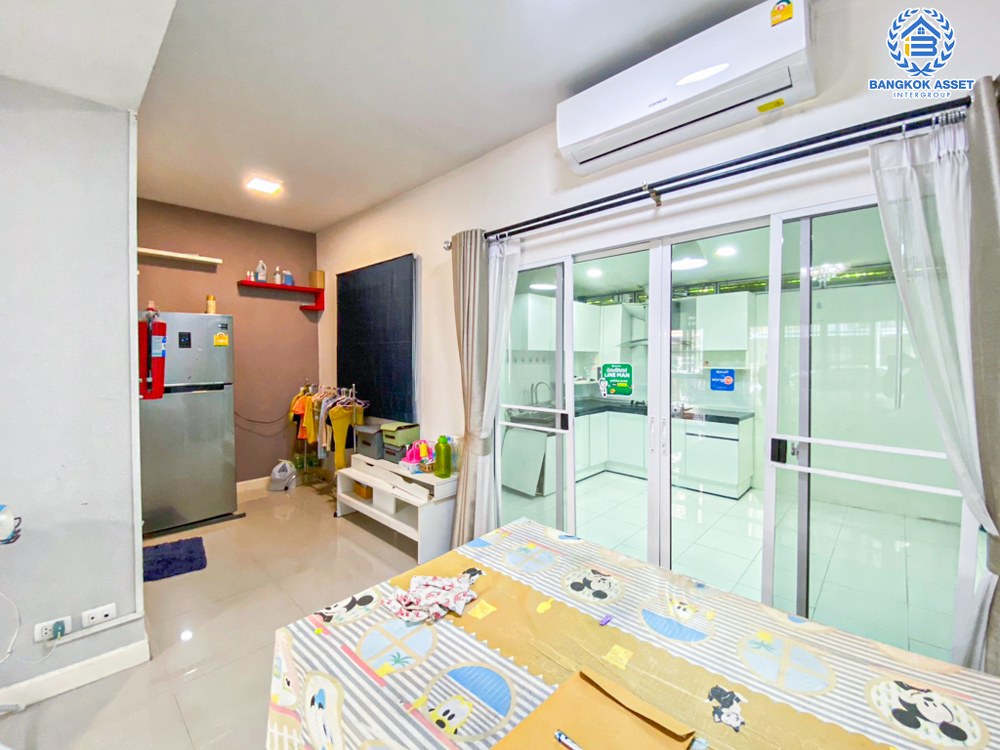 *****ทาวน์เฮ้าส์มือสอง โครงการ เดอะคอนเนค พระราม5 เนื้อที่กว้าง 22.90 ตร.ว. ฟังก์ชัน 3 ห้องนอน 2 ห้องน้ำ 2 ที่จอดรถ ภายในสภาพดีเยี่ยม พร้อมอยู่ บนทำเลดี เชื่อมต่อถนนนครอินทร์ ถนนบางกรวย-ไทรน้อย ถนนพิบูลสงคราม ใกล้รถไฟฟ้าสายสีม่วง "สถานีแยกติวานนท์" และจุดขึ้นทางด่วน "ศรีรัช"