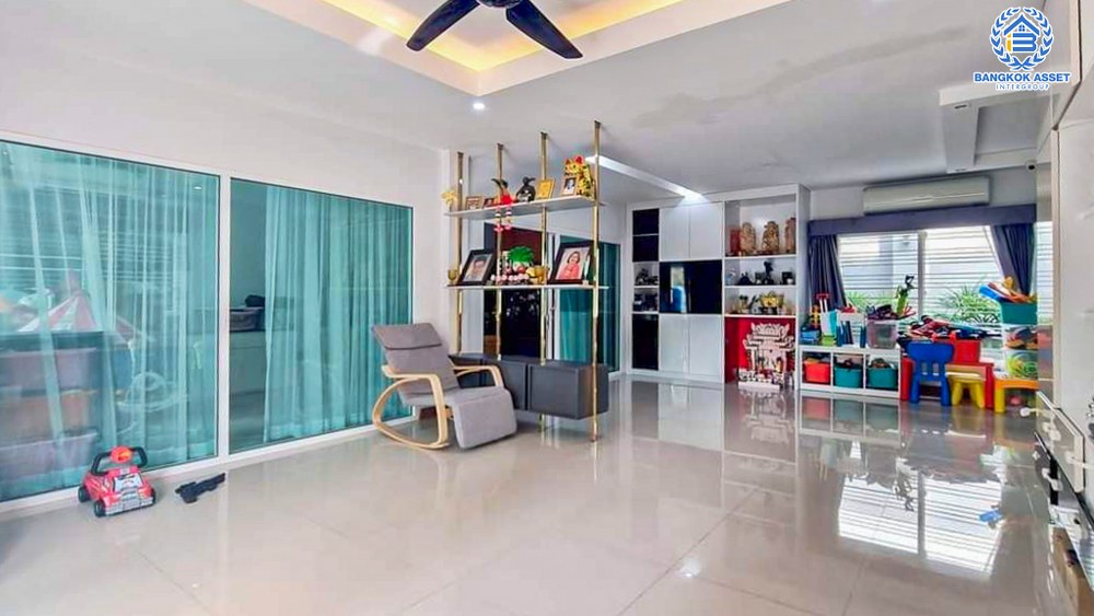 *****บ้านเดี่ยวมือสอง โครงการ คาซ่า เลเจ้นท์ พระราม5-ราชพฤกษ์ เนื้อที่กว้าง 57.40 ตร.ว. ฟังก์ชัน 4 ห้องนอน 3 ห้องน้ำ 2 ที่จอดรถ บ้านหลังใหญ่ พร้อมเข้าอยู่ บนทำเลเดินทางสะดวก เชื่อมต่อถนนนครอินทร์ ถนนบางกรวย-ไทรน้อย ถนนราชพฤกษ์ ใกล้รถไฟฟ้าสายสีม่วง "สถานีแยกติวานนท์" และจุดขึ้นทางด่วน "ศรีรัช"