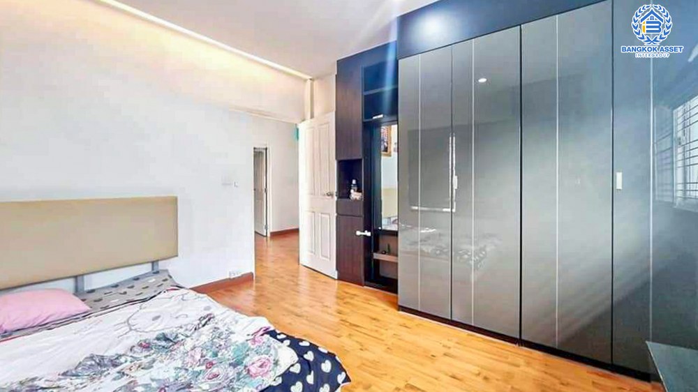 *****บ้านเดี่ยวมือสอง โครงการ คาซ่า เลเจ้นท์ พระราม5-ราชพฤกษ์ เนื้อที่กว้าง 57.40 ตร.ว. ฟังก์ชัน 4 ห้องนอน 3 ห้องน้ำ 2 ที่จอดรถ บ้านหลังใหญ่ พร้อมเข้าอยู่ บนทำเลเดินทางสะดวก เชื่อมต่อถนนนครอินทร์ ถนนบางกรวย-ไทรน้อย ถนนราชพฤกษ์ ใกล้รถไฟฟ้าสายสีม่วง "สถานีแยกติวานนท์" และจุดขึ้นทางด่วน "ศรีรัช"