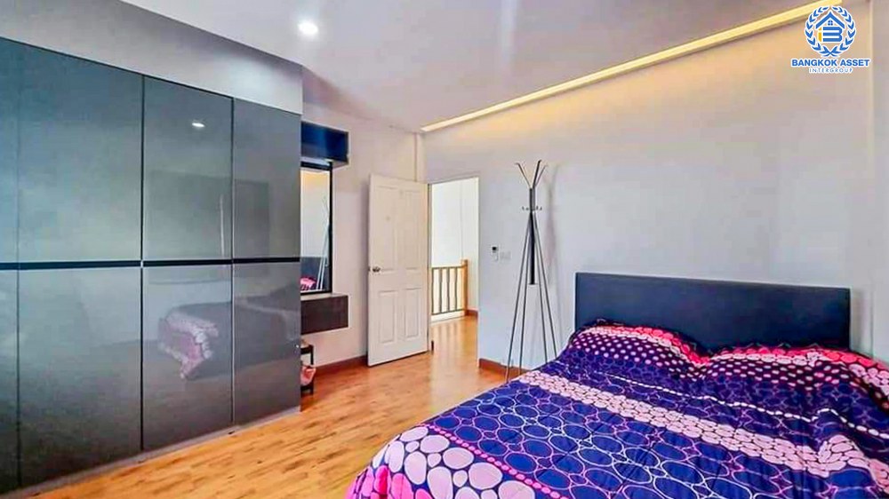 *****บ้านเดี่ยวมือสอง โครงการ คาซ่า เลเจ้นท์ พระราม5-ราชพฤกษ์ เนื้อที่กว้าง 57.40 ตร.ว. ฟังก์ชัน 4 ห้องนอน 3 ห้องน้ำ 2 ที่จอดรถ บ้านหลังใหญ่ พร้อมเข้าอยู่ บนทำเลเดินทางสะดวก เชื่อมต่อถนนนครอินทร์ ถนนบางกรวย-ไทรน้อย ถนนราชพฤกษ์ ใกล้รถไฟฟ้าสายสีม่วง "สถานีแยกติวานนท์" และจุดขึ้นทางด่วน "ศรีรัช"