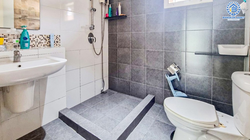 *****บ้านเดี่ยวมือสอง โครงการ คาซ่า เลเจ้นท์ พระราม5-ราชพฤกษ์ เนื้อที่กว้าง 57.40 ตร.ว. ฟังก์ชัน 4 ห้องนอน 3 ห้องน้ำ 2 ที่จอดรถ บ้านหลังใหญ่ พร้อมเข้าอยู่ บนทำเลเดินทางสะดวก เชื่อมต่อถนนนครอินทร์ ถนนบางกรวย-ไทรน้อย ถนนราชพฤกษ์ ใกล้รถไฟฟ้าสายสีม่วง "สถานีแยกติวานนท์" และจุดขึ้นทางด่วน "ศรีรัช"