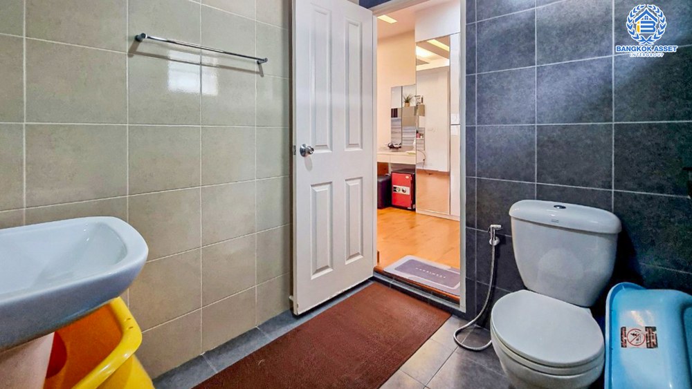 *****บ้านเดี่ยวมือสอง โครงการ คาซ่า เลเจ้นท์ พระราม5-ราชพฤกษ์ เนื้อที่กว้าง 57.40 ตร.ว. ฟังก์ชัน 4 ห้องนอน 3 ห้องน้ำ 2 ที่จอดรถ บ้านหลังใหญ่ พร้อมเข้าอยู่ บนทำเลเดินทางสะดวก เชื่อมต่อถนนนครอินทร์ ถนนบางกรวย-ไทรน้อย ถนนราชพฤกษ์ ใกล้รถไฟฟ้าสายสีม่วง "สถานีแยกติวานนท์" และจุดขึ้นทางด่วน "ศรีรัช"