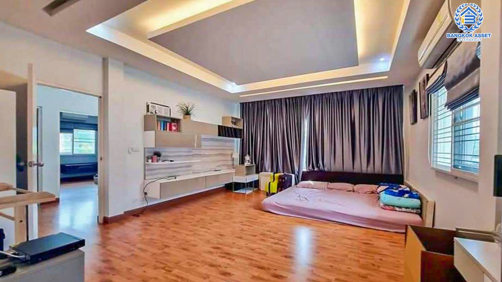 *****บ้านเดี่ยวมือสอง โครงการ คาซ่า เลเจ้นท์ พระราม5-ราชพฤกษ์ เนื้อที่กว้าง 57.40 ตร.ว. ฟังก์ชัน 4 ห้องนอน 3 ห้องน้ำ 2 ที่จอดรถ บ้านหลังใหญ่ พร้อมเข้าอยู่ บนทำเลเดินทางสะดวก เชื่อมต่อถนนนครอินทร์ ถนนบางกรวย-ไทรน้อย ถนนราชพฤกษ์ ใกล้รถไฟฟ้าสายสีม่วง "สถานีแยกติวานนท์" และจุดขึ้นทางด่วน "ศรีรัช"