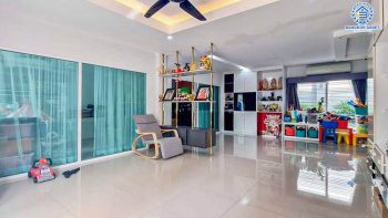 *****บ้านเดี่ยวมือสอง โครงการ คาซ่า เลเจ้นท์ พระราม5-ราชพฤกษ์ เนื้อที่กว้าง 57.40 ตร.ว. ฟังก์ชัน 4 ห้องนอน 3 ห้องน้ำ 2 ที่จอดรถ บ้านหลังใหญ่ พร้อมเข้าอยู่ บนทำเลเดินทางสะดวก เชื่อมต่อถนนนครอินทร์ ถนนบางกรวย-ไทรน้อย ถนนราชพฤกษ์ ใกล้รถไฟฟ้าสายสีม่วง "สถานีแยกติวานนท์" และจุดขึ้นทางด่วน "ศรีรัช"